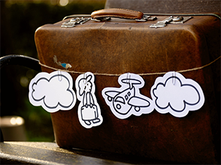 Einen Koffer mit Bildern über das Reisen